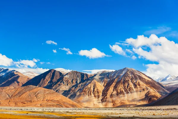 Βουνά Κοντά Στη Λίμνη Tso Pangong Στα Ιμαλάια Εκτείνονται Από — Φωτογραφία Αρχείου