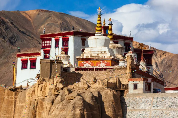拉玛胡鲁修道院 Lamayuru Monastery或Gompa 是印度北部拉达克的拉玛胡鲁 Lamayuru 村的一座Tibetan风格的佛教修道院 — 图库照片