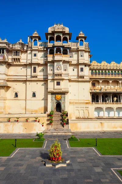 ウダイプール市のウダイプール市宮殿は インドのラジャスタン州の主要な観光スポットの1つです — ストック写真