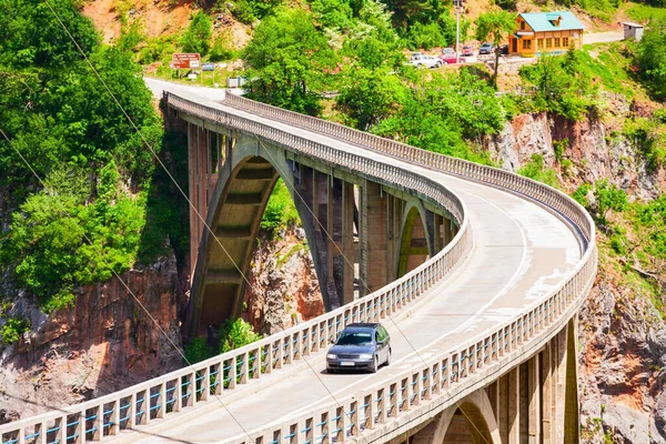 黑山Zabljak附近Tara河上的Djurdjevic Tara桥上的汽车 — 图库照片