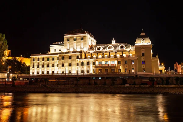마케도니아 국립극장과 바르다르 밤에는 마케도니아의 스코페 중심부에 — 스톡 사진