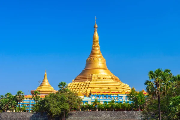 全球维帕萨纳塔 Global Vipassana Pagoda 是位于印度马哈拉施特拉邦孟买市的一座默思厅 — 图库照片
