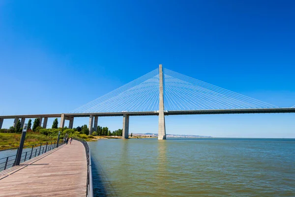 Vasco Gama Köprüsü Portekiz Lizbon Şehrindeki Tagus Nehri Boyunca Uzanan — Stok fotoğraf