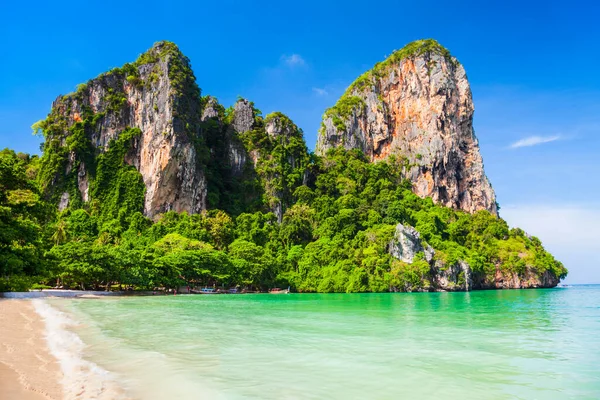 Spiaggia Bellezza Con Scogliera Calcarea Acqua Cristallina Thailandia — Foto Stock