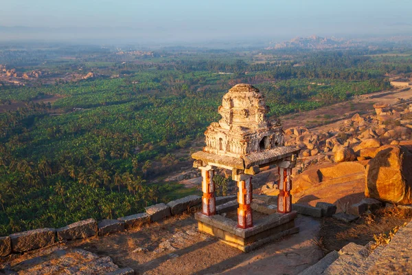 ハンピ記念碑群はインドのカルナタカ州のヒンズー教のヴィジャヤナガラ帝国の中心であった — ストック写真