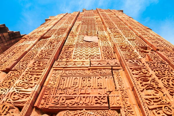 Järnpelaren Delhi Eller Ashoka Pillar Och Gården Quwwat Islam Moskén — Stockfoto