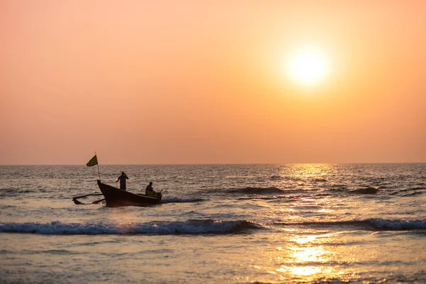 インドのゴアで漁をしながら海から戻ってくる漁師たち — ストック写真