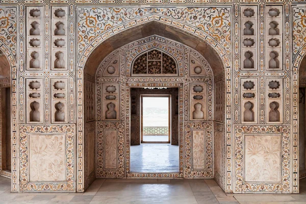 インドのウッタル プラデーシュ州アグラ市のタージ マハル宮殿の壁の幾何学的パターンの背景 — ストック写真
