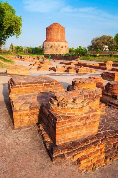 DhamekまたはDhamek Stupaは インドのウッタル プラデーシュ州バラナシ近くのサルナートに位置しています — ストック写真