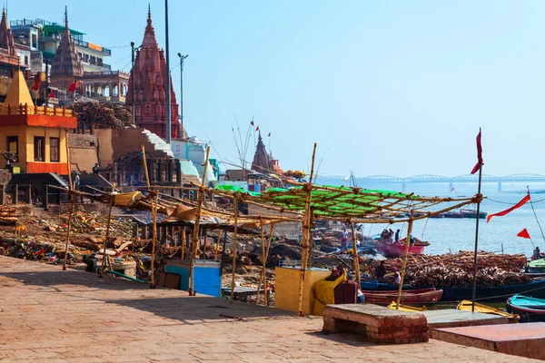 ガンジス川のマニカルニカ ガット Manikarnika Ghat インド北部ウッタル プラデーシュ州バラナシ市にある — ストック写真