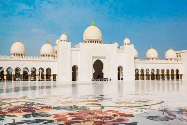 谢赫扎耶德大清真寺是阿联酋最大的清真寺 位于阿拉伯联合酋长国首都阿布扎比 — 图库照片