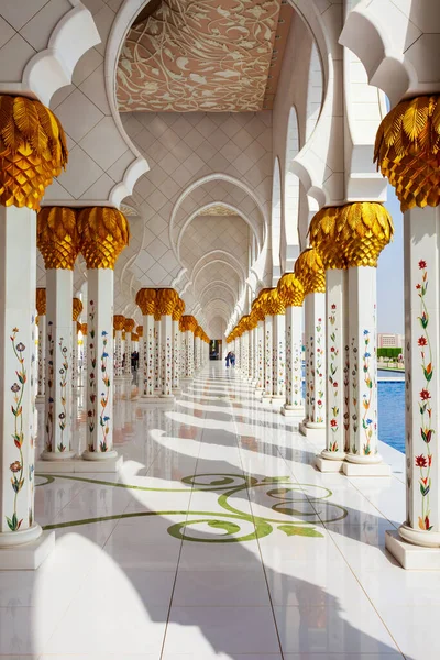 谢赫扎耶德大清真寺内部 阿联酋最大的清真寺 位于阿布扎比 — 图库照片