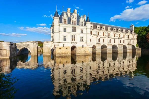 Chateau Chenonceau Castello Francese Che Attraversa Fiume Cher Vicino Villaggio — Foto Stock