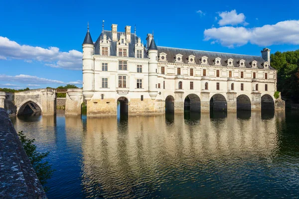 Chateau Chenonceau Castello Francese Che Attraversa Fiume Cher Vicino Villaggio — Foto Stock