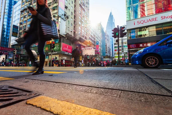 Гонконг Февраля 2013 Пешеходы Спешат Пересечь Оживленный Перекрёсток Гонконге Китае — стоковое фото