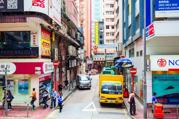 三年二月二十二日 在香港一条小型购物街上张贴广告的留言板 — 图库照片