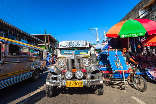 フィリピンのマニラ 2013年3月17日 フィリピンのマニラ市内では 古い米軍のジープから作られたジェプニーが人気の公共交通機関です — ストック写真