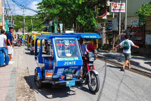 2013年3月4日 フィリピンのボラカイ島のメインストリートでの三輪車 三輪車はフィリピンで非常に人気のある公共タクシー輸送です — ストック写真