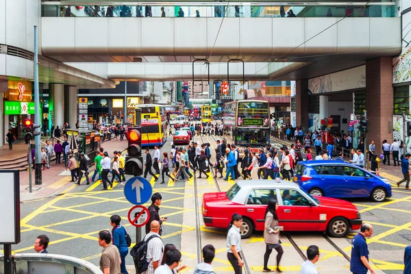 2013年3月19日 红色出租车在繁忙的街道上行驶 红色出租车是香港在中国的象征 — 图库照片