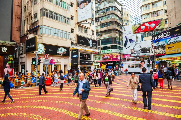 Hong Kong Mars 2013 Fotgängare Rusar Genom Mycket Upptagen Korsning — Stockfoto