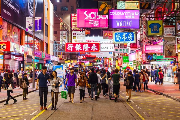 2013年3月19日 在香港旺角行人购物街 有不明身份人士及载有霓虹灯广告的招牌 — 图库照片