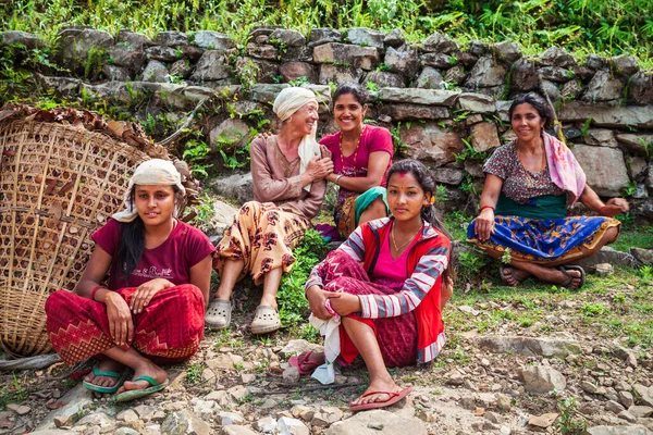Pokhara Nepal 2012年5月26日 ネパールのポカラ市近郊の田んぼで働いた後 確認されていないネパール人女性農家が休息中 — ストック写真
