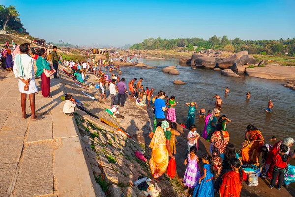 Hampi Hindistan Şubat 2012 Hintliler Hindistan Nehirde Yıkanan Yıkanan Giysiler — Stok fotoğraf