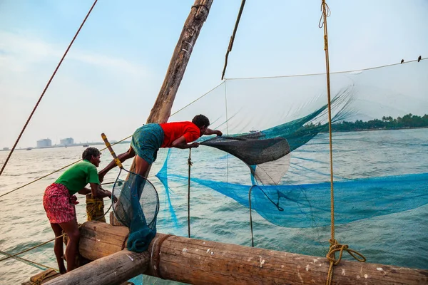 Cochin India March 2012 Unidentified Fishermen Chinese Fishing Nets Fort — Stock Photo, Image