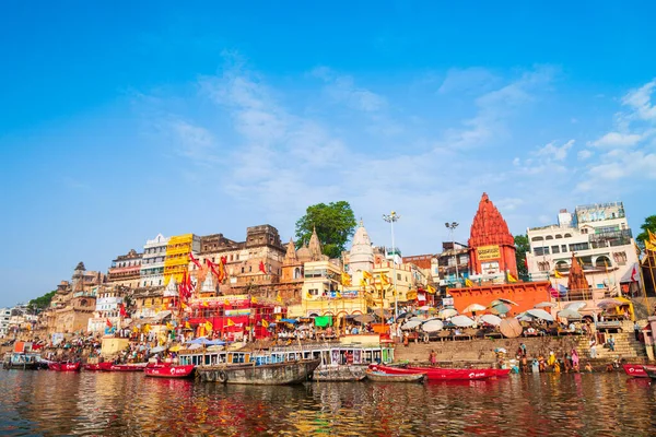 Varanasi Índia Abril 2012 Barcos Coloridos Margem Rio Ganges Cidade — Fotografia de Stock