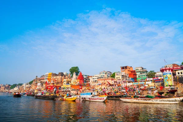 Varanasi India Abril 2012 Coloridos Barcos Orilla Del Río Ganges — Foto de Stock