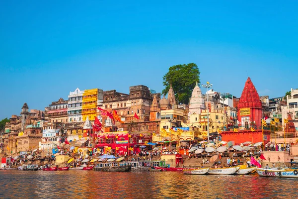 Varanasi Índia Abril 2012 Barcos Coloridos Margem Rio Ganges Cidade — Fotografia de Stock