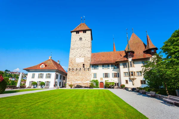 スイスのベルン州のSpiez町にあるThun湖の近くにあるSpiez Castle Schloss Spiez Schlosskche Church — ストック写真