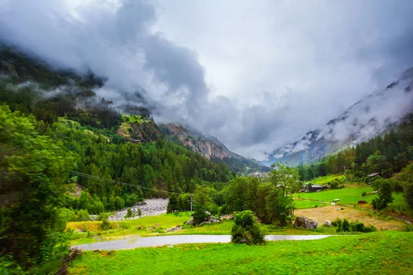 スイスのヴァレー州のツェルマットの町の近くの山 — ストック写真