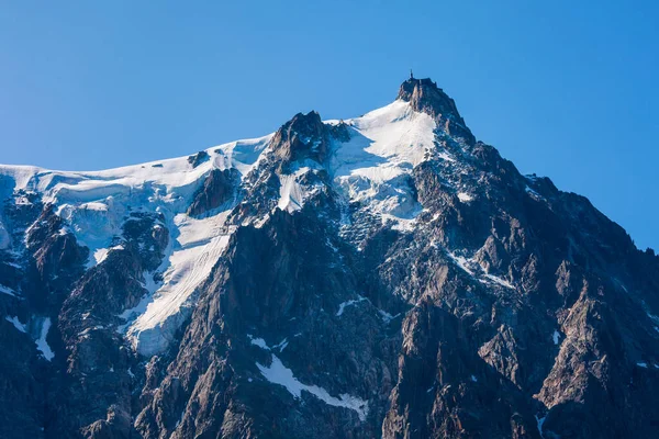 米迪山 Aiguille Midi 是一座海拔3842米的山 位于法国阿尔卑斯山中的勃朗峰 Mont Blanc Massif 靠近法国沙莫尼镇 — 图库照片