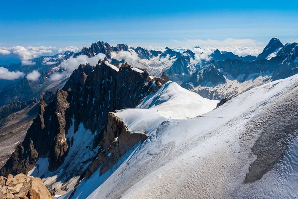勃朗峰或比安科山意味着白山是阿尔卑斯山和欧洲最高的山脉 位于法国和意大利之间 — 图库照片
