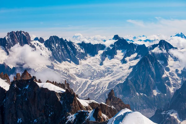 モンブランまたはモンテビアンコホワイトマウンテンは アルプスの中で最も高い山脈であり ヨーロッパでは フランスとイタリアの間に位置しています — ストック写真