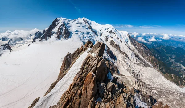 モンブランまたはモンテビアンコ白い山はアルプスで最も高い山であり ヨーロッパではフランスとイタリアの間に位置しています — ストック写真