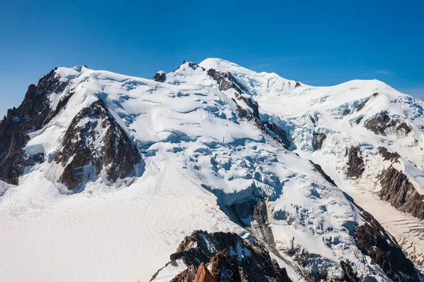 モンブランまたはモンテビアンコ白い山はアルプスで最も高い山であり ヨーロッパではフランスとイタリアの間に位置しています — ストック写真