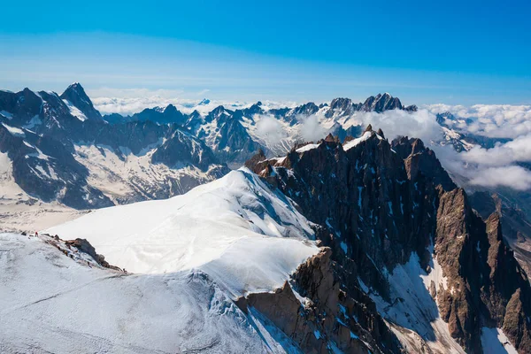 モンブランまたはモンテビアンコ白い山はアルプスで最も高い山であり ヨーロッパではフランスとイタリアの間に位置しています — ストック写真