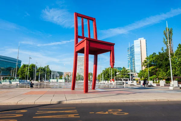 Geneva Svizzera Luglio 2019 Broken Chair Chaise Cassee Una Scultura — Foto Stock