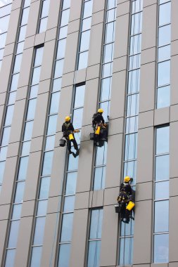 Bir gökdelenin üzerinde pencere yıkama