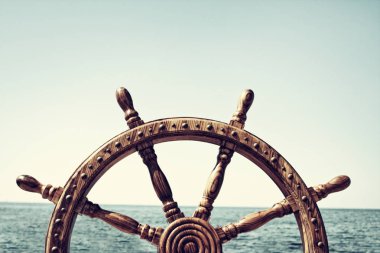 Eski Vintage ahşap dümen tekerlek deniz arka plan üzerinde