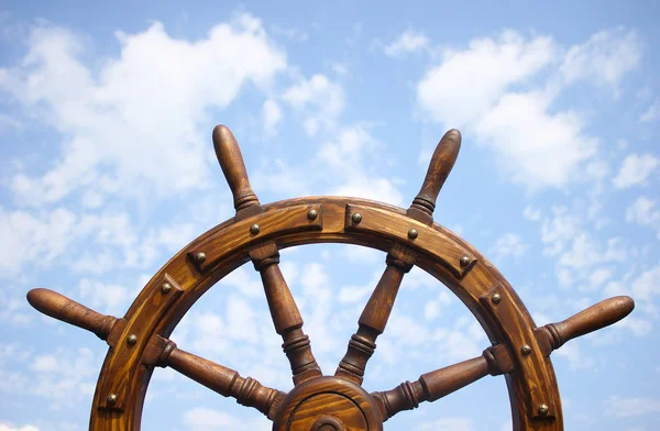 Eski Vintage ahşap dümen tekerlek deniz arka plan üzerinde