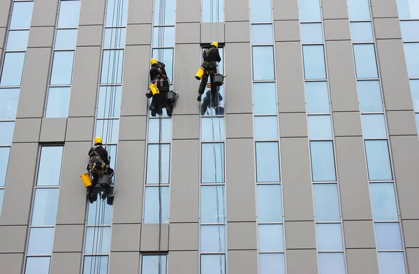 Bir gökdelenin üzerinde pencere yıkama
