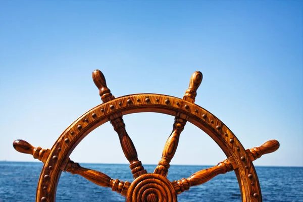 Eski Vintage ahşap dümen tekerlek deniz arka plan üzerinde