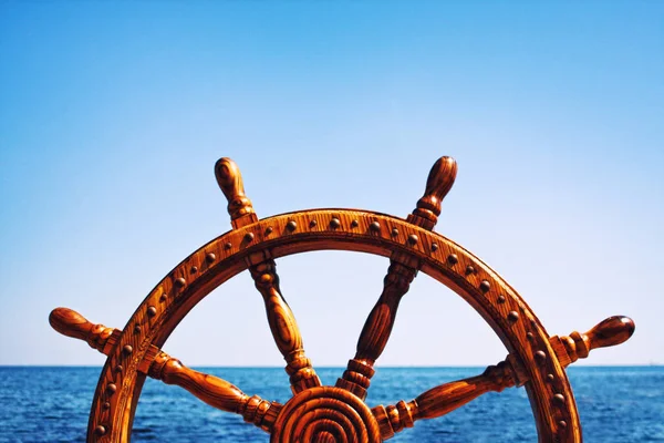 Eski Vintage ahşap dümen tekerlek deniz arka plan üzerinde