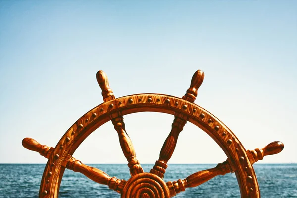 Eski Vintage ahşap dümen tekerlek deniz arka plan üzerinde