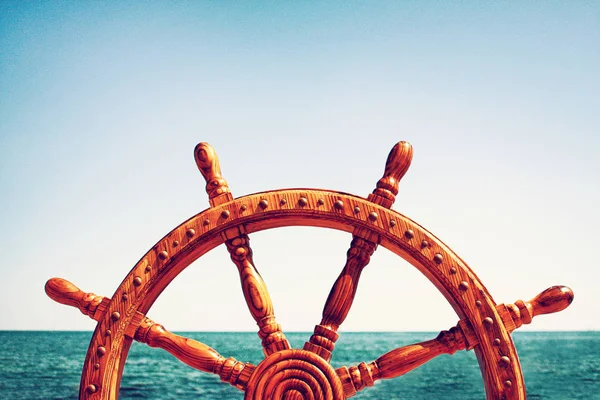 Eski Vintage ahşap dümen tekerlek deniz arka plan üzerinde