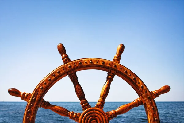Eski Vintage ahşap dümen tekerlek deniz arka plan üzerinde