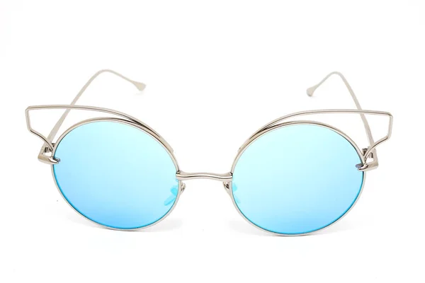 Beyaz arkaplanda güneş gözlüğü